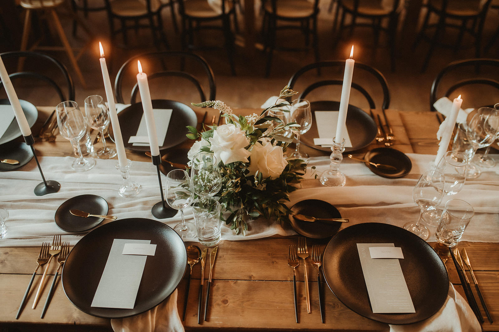 schwarz-weiße Hochzeits-Tischdeko mit Stoffläufer, Stabkerzen, weißen Blumen und Greenery | Hochzeitsplanung: Sagt Ja