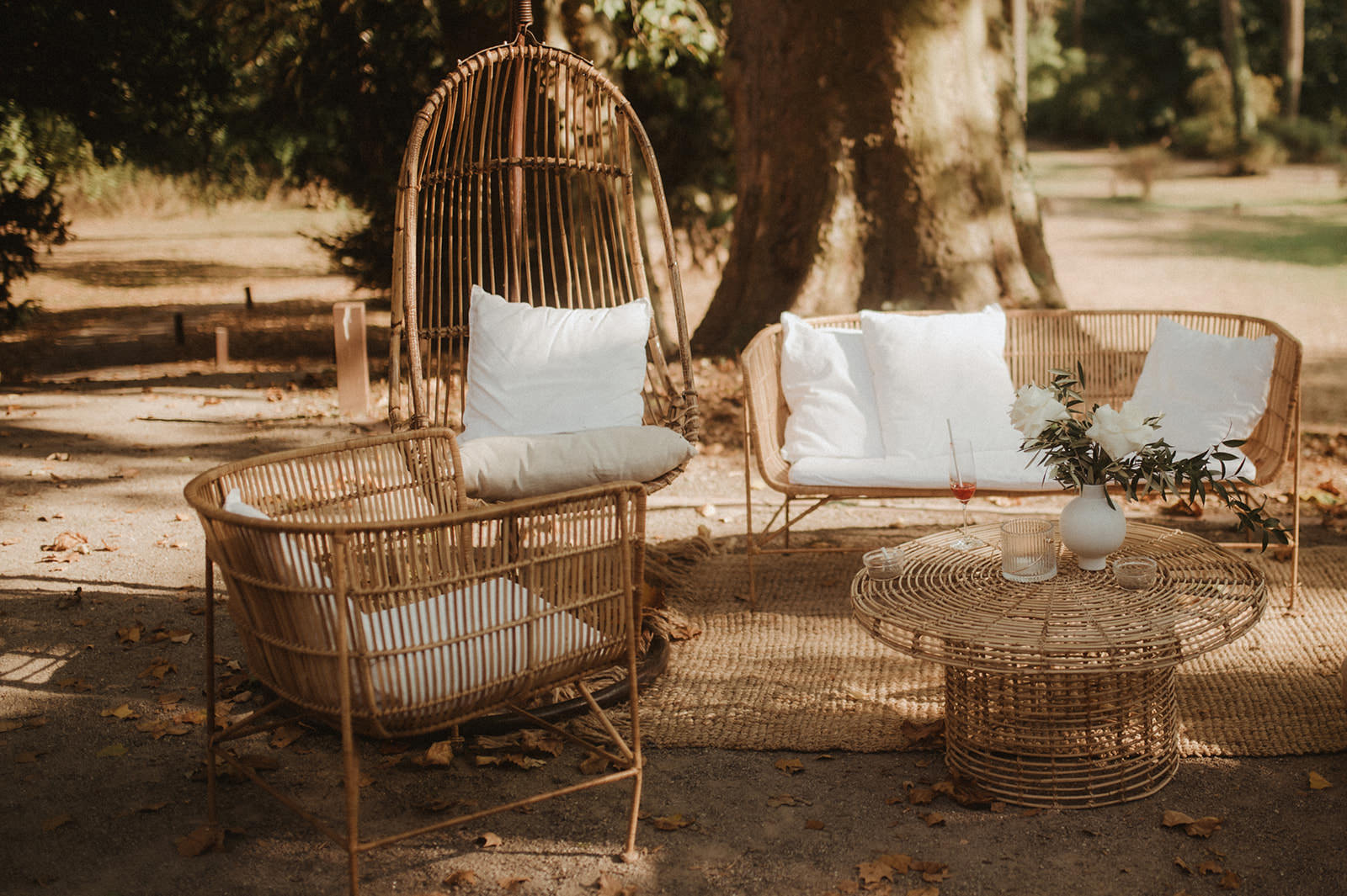outdoor Lounge Ecke mit Möbeln aus Rattan und weißen Kissen | Hochzeitsplanung: Sagt Ja