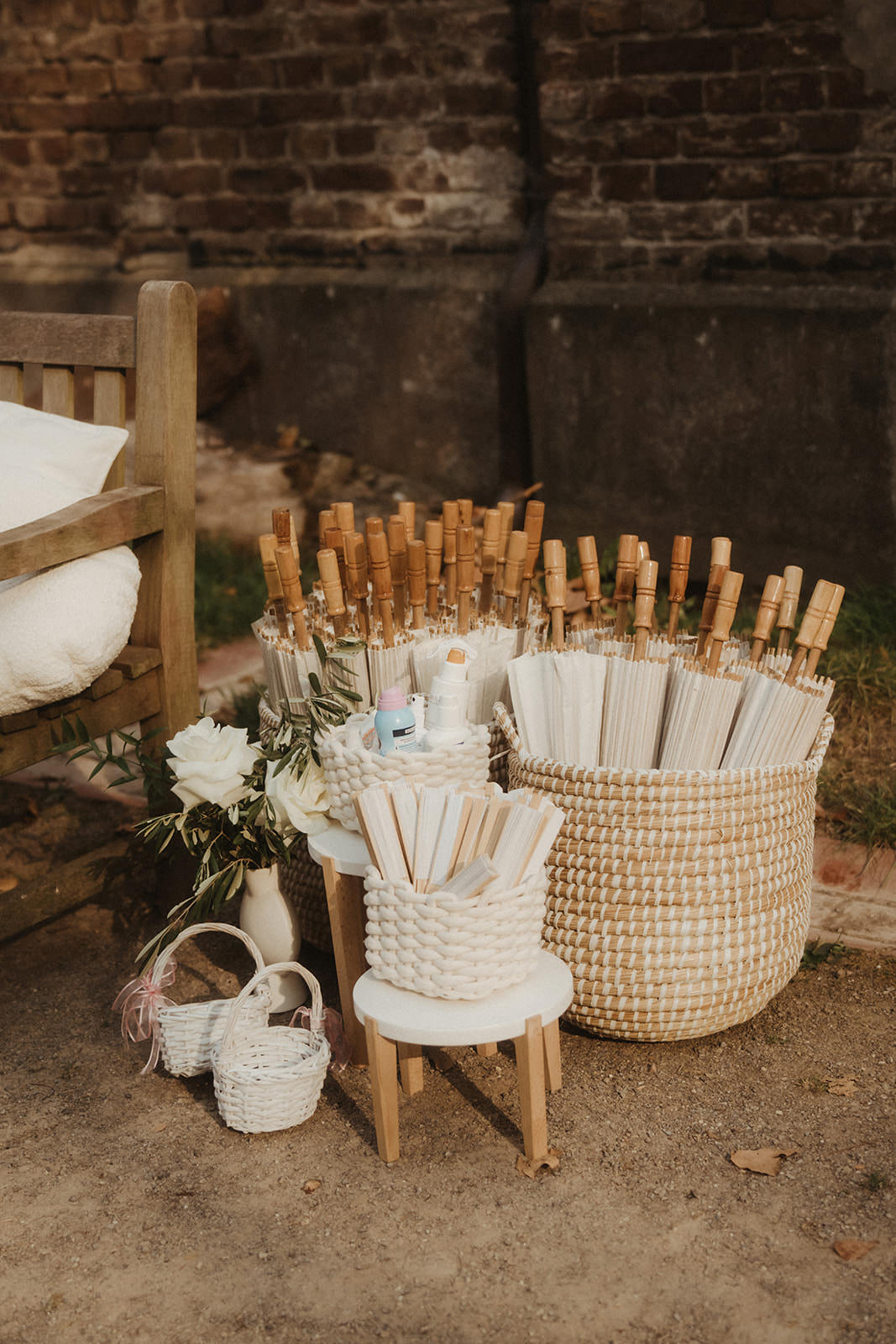 Papier-Sonnenschirme, Fächer und Sonnencreme in geflochtenen Körben für den outdoor Hochzeitsempfang | Hochzeitsplanung: Sagt Ja