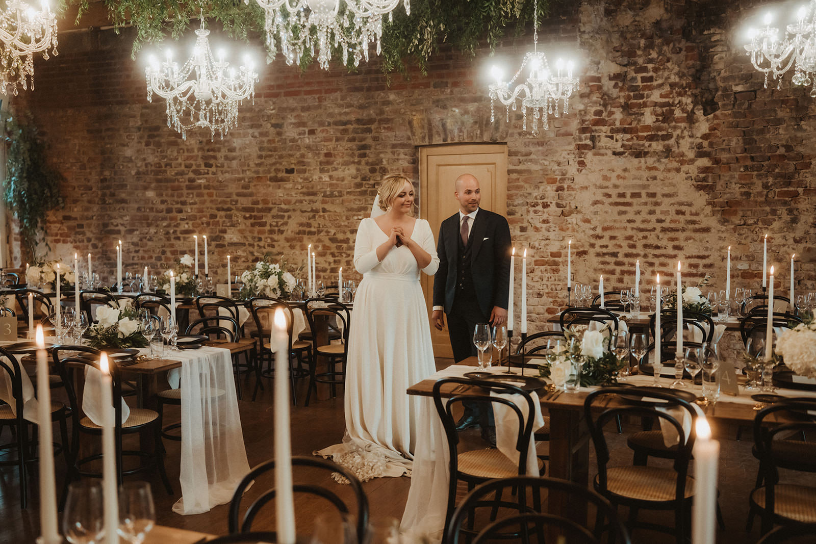 das Brautpaar sieht zum ersten Mal die hübsch dekorierten Tische im Festsaal | Hochzeitsplanung: Sagt Ja