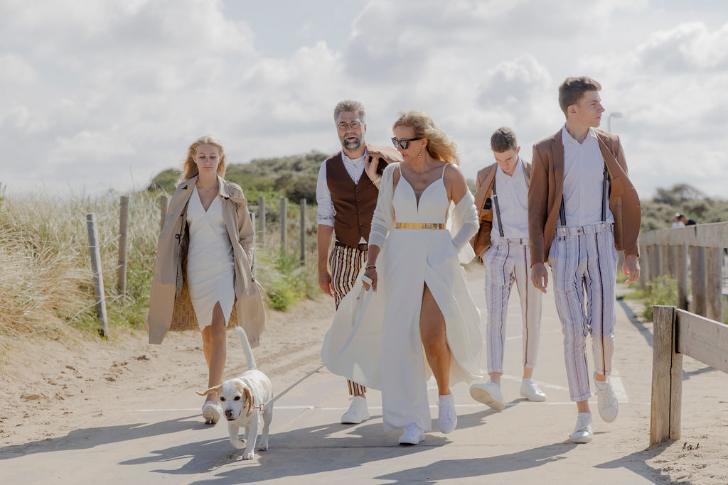 das Brautpaar, die drei Kinder und der Familienhund uf dem Weg zur Trauung am Strand | Hochzeitsplanung: Sagt Ja