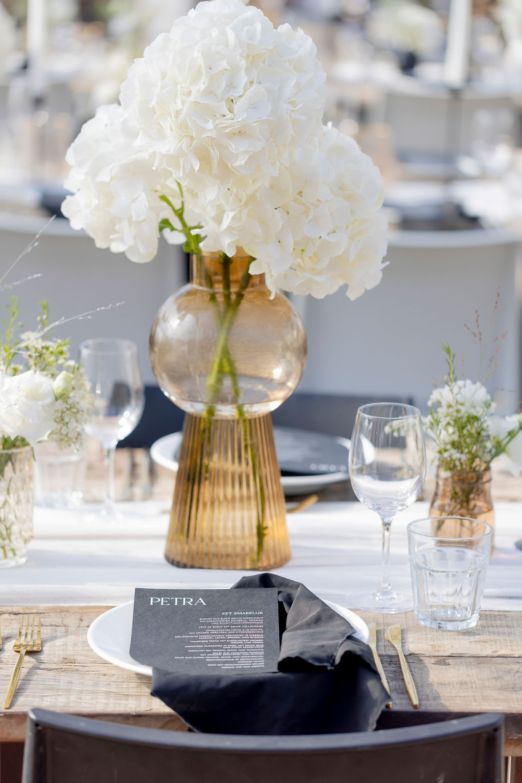 Hochzeits-Tischdeko mit goldener Vase in stylischem Design und weißen Hortensien | Hochzeitsplanung: Sagt Ja