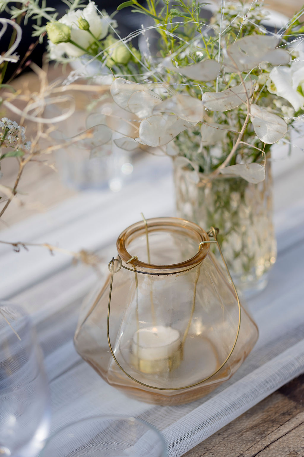 geometrisches Windlicht mit Goldrand als Teil einer Hochzeits-Tischdeko | Hochzeitsplanung: Sagt Ja