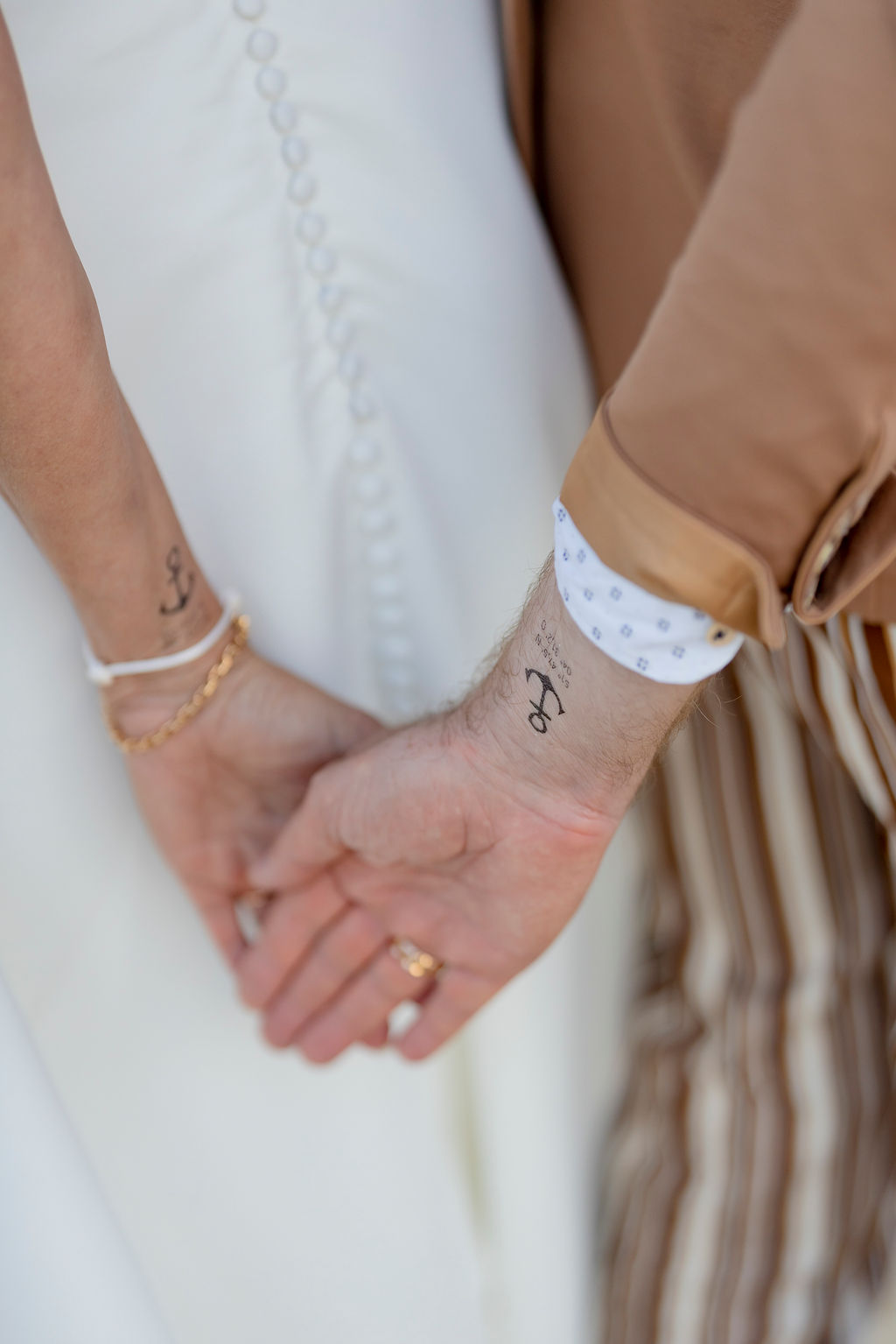 Anker Klebetattoo mit Koordinaten an den Handgelenken von Braut und Bräutigam | Hochzeitsplanung: Sagt Ja
